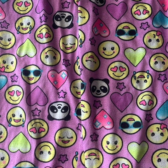 Hi, selling these superb pyjama pants (get both for 10$) for kids in size L. - Picture 6 of 6